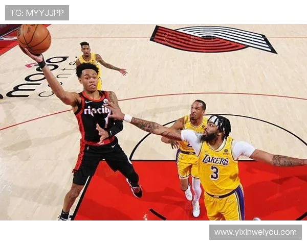 雄鹿与开拓者的巅峰对决360度全景回顾与精彩瞬间解析 雄鹿与开拓者的巅峰对决360度全景回顾与精彩瞬间解析